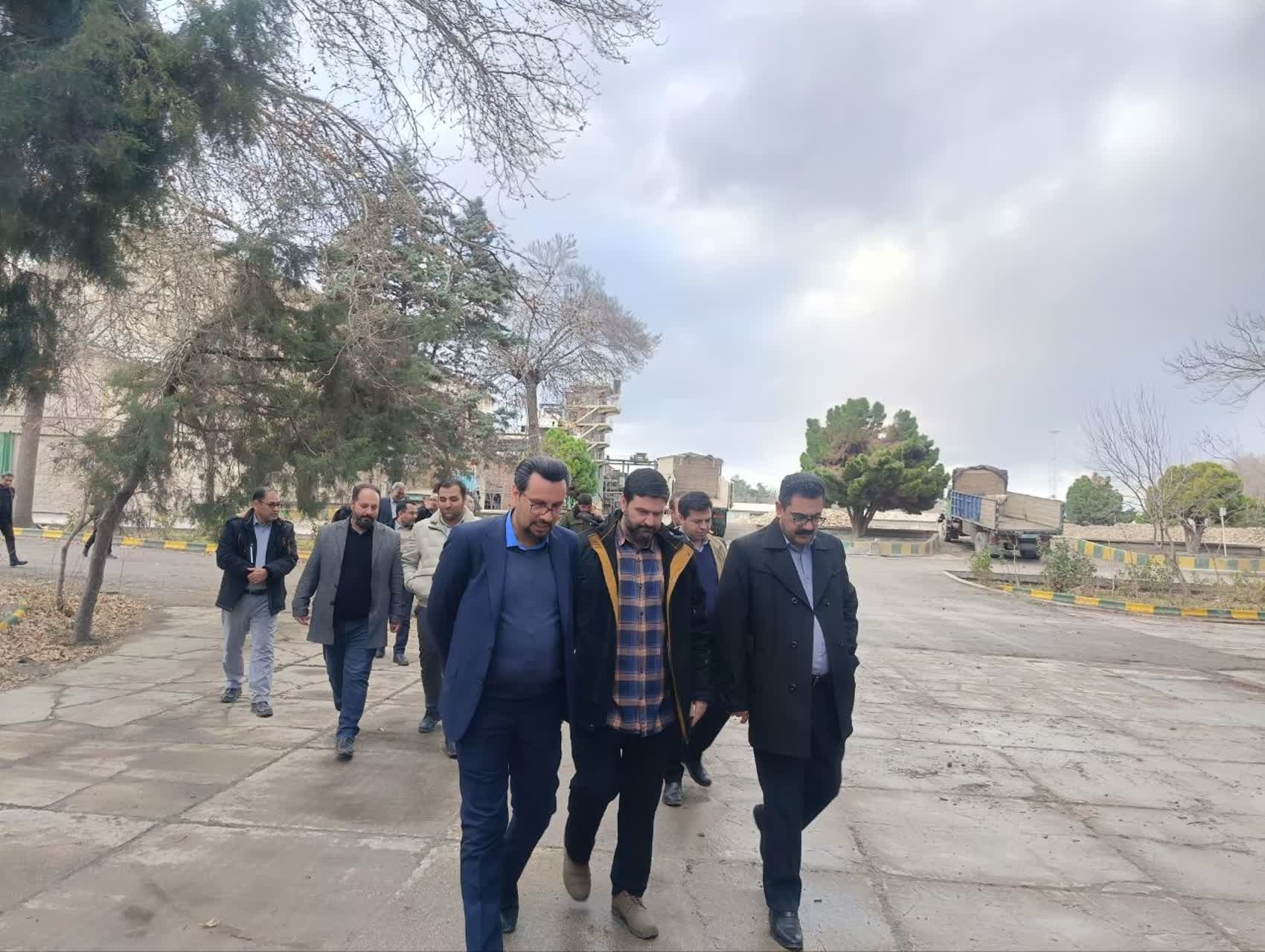 بازدید مسئولان شهرستان چناران از کارخانه قند چناران